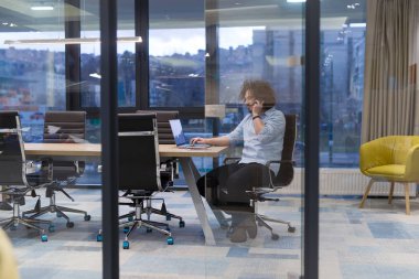 Genç casual işadamı  