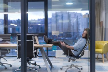 genç işadamı masada rahatlatıcı
