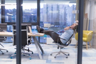 genç işadamı masada rahatlatıcı