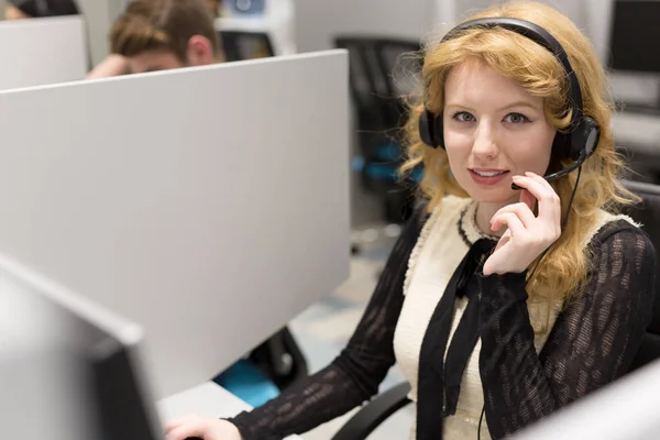 Leende kvinna call centre operatör — Stockfoto