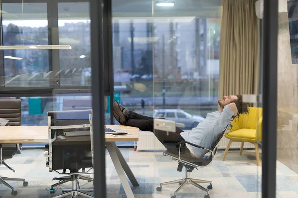 Joven hombre de negocios relajarse en el escritorio — Foto de Stock