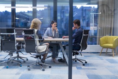 Modern ofis binasında Girişim İş Takımı Toplantısı