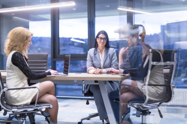 Modern ofis binasında Girişim İş Takımı Toplantısı
