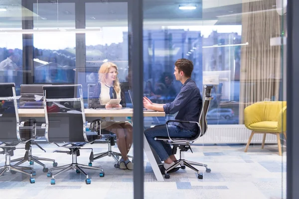 Startup Business Team en una reunión en un moderno edificio de oficinas —  Fotos de Stock