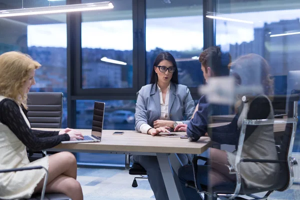 Startup Business Team en una reunión en un moderno edificio de oficinas — Foto de Stock