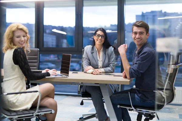 Startup-Business-Team bei einem Treffen in einem modernen Bürogebäude — Stockfoto