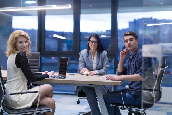 Startup-Business-Team bei einem Treffen in einem modernen Bürogebäude — Stockfoto