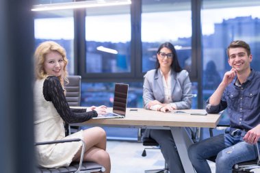 Modern ofis binasında Girişim İş Takımı Toplantısı