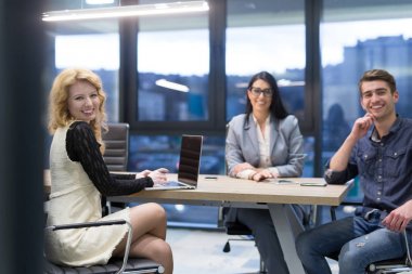 Modern ofis binasında Girişim İş Takımı Toplantısı