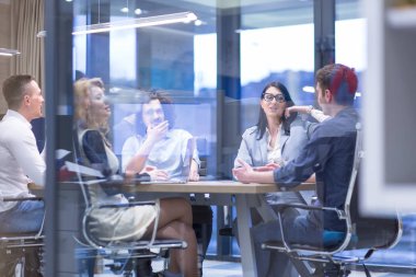 İş adamları iş planını tartışıyor