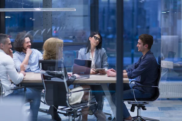 Empresários discutindo plano de negócios — Fotografia de Stock