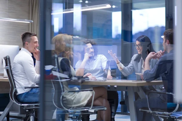 Empresários discutindo plano de negócios — Fotografia de Stock