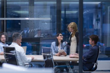 İş adamları iş planını tartışıyor