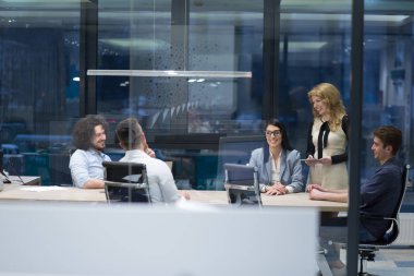 İş adamları iş planını tartışıyor