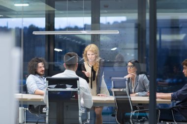 İş adamları iş planını tartışıyor