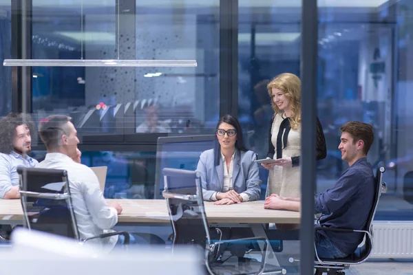 Zakenmensen bespreken businessplan — Stockfoto