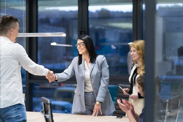 商务合伙人握手在现代化的办公大楼里见面 — 图库照片