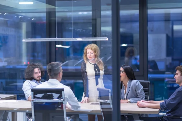 Gente de negocios discutiendo plan empresarial —  Fotos de Stock