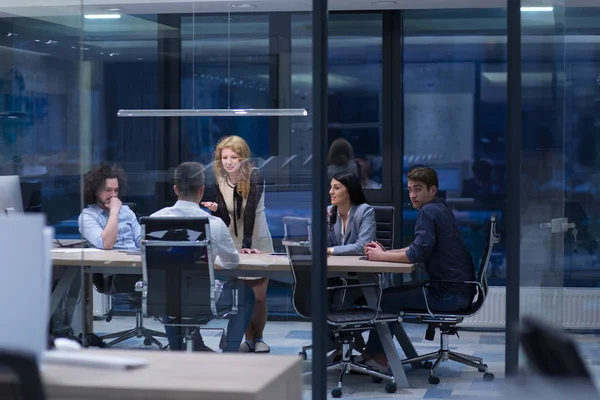 Gente de negocios discutiendo plan empresarial — Foto de Stock