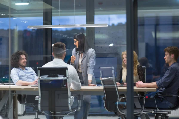 Gente de negocios discutiendo plan empresarial —  Fotos de Stock