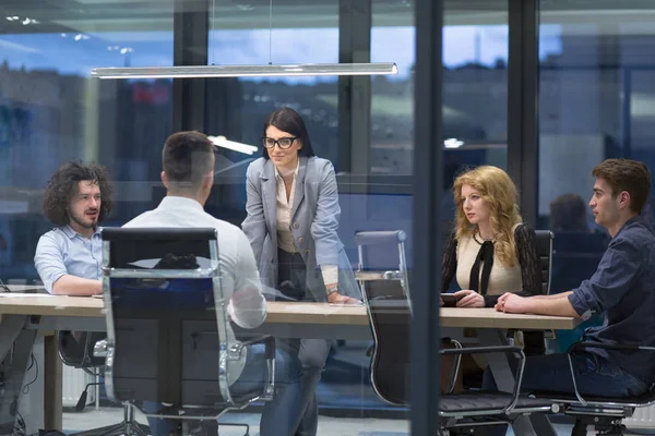 Gente de negocios discutiendo plan empresarial — Foto de Stock