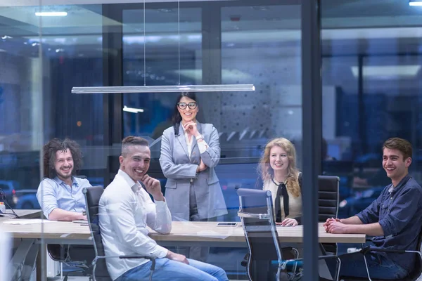 Gente de negocios discutiendo plan empresarial —  Fotos de Stock