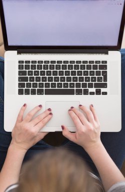 güzel genç kadın ev websurfing, kanepede dizüstü bilgisayar ile internet