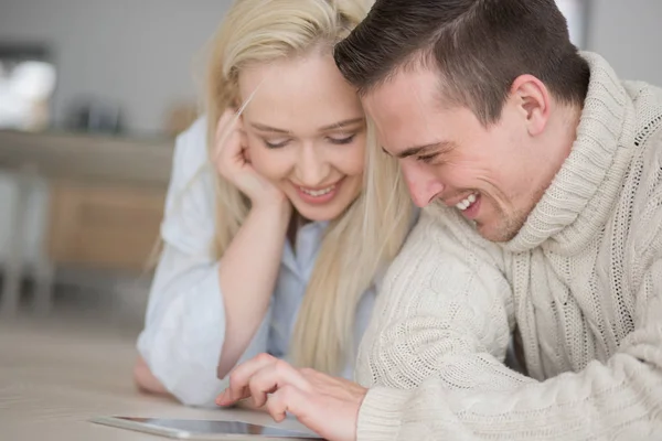 Paar auf dem Boden vor Kamin — Stockfoto