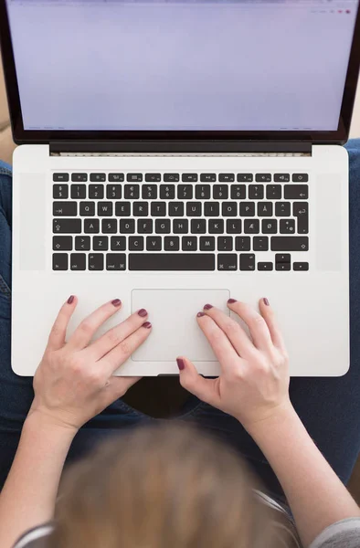 Mooie Jonge Vrouw Bank Bij Huis Websurfing Internet Met Laptop — Stockfoto