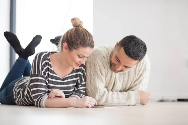Casal jovem usando tablet digital no dia frio de inverno — Fotografia de Stock
