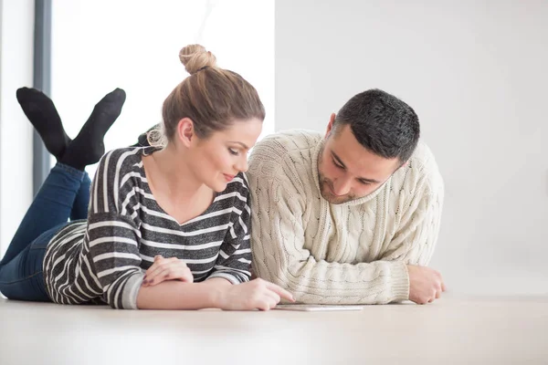 Junges Paar nutzt digitales Tablet an kalten Wintertagen — Stockfoto