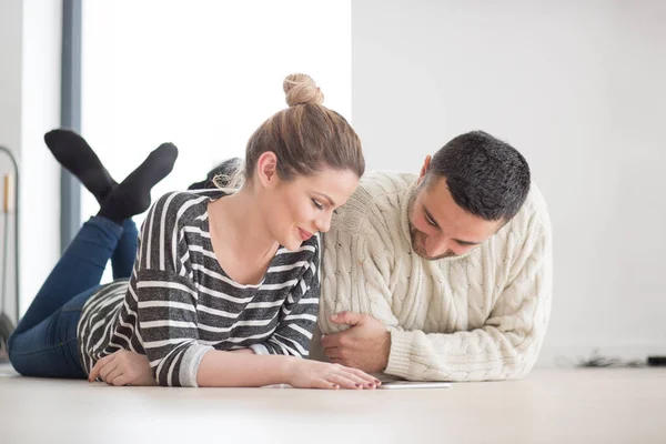 Fiatal pár segítségével digitális tabletta, hideg téli napon — Stock Fotó