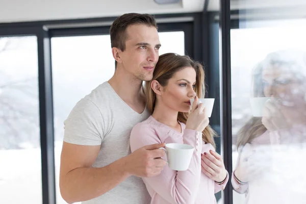 对年轻情侣享受每天早上喝咖啡 — 图库照片