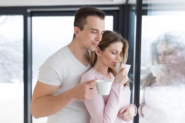 Jong (echt) paar genieten van's ochtends koffie — Stockfoto