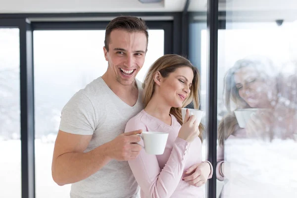 Молодая пара наслаждается утренним кофе — стоковое фото