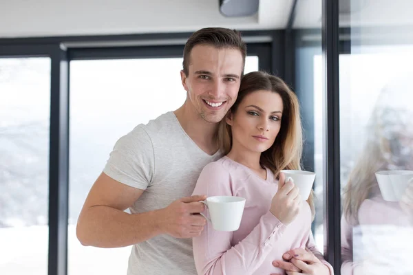 Jong (echt) paar genieten van's ochtends koffie — Stockfoto