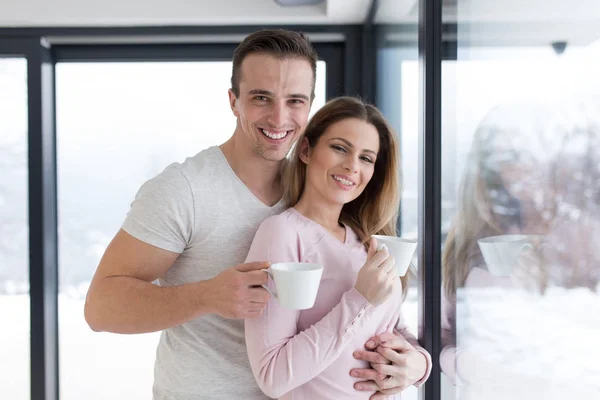 Jong (echt) paar genieten van's ochtends koffie — Stockfoto