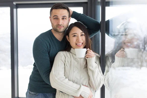 Feliz jovem casal multiétnico — Fotografia de Stock