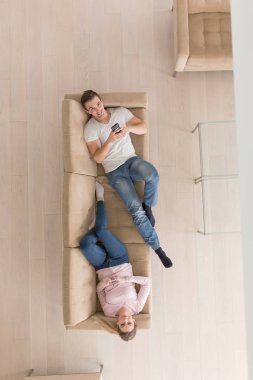 Televizyon izlerken koltukta genç Çift