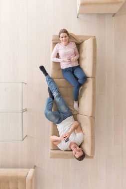 Televizyon izlerken koltukta genç Çift