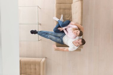 Televizyon izlerken koltukta genç Çift