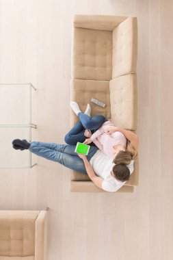 Genç çift kanepede oturuyor. 