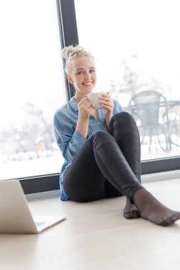 Dizüstü bilgisayar kullanan kadın