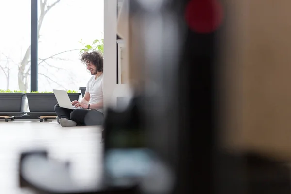 Man genieten van ontspannen levensstijl — Stockfoto