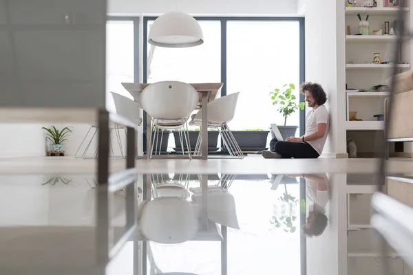 Homem desfrutando de estilo de vida relaxante — Fotografia de Stock