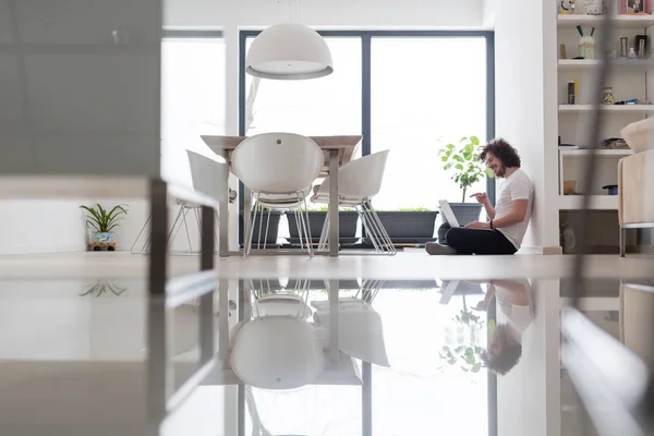 Hombre disfrutando relajante estilo de vida — Foto de Stock