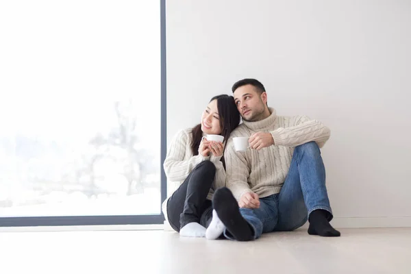 Feliz jovem casal multiétnico — Fotografia de Stock