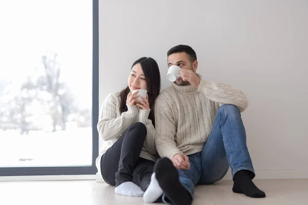 Feliz jovem casal multiétnico — Fotografia de Stock