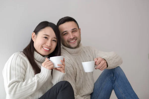 Feliz jovem casal multiétnico — Fotografia de Stock