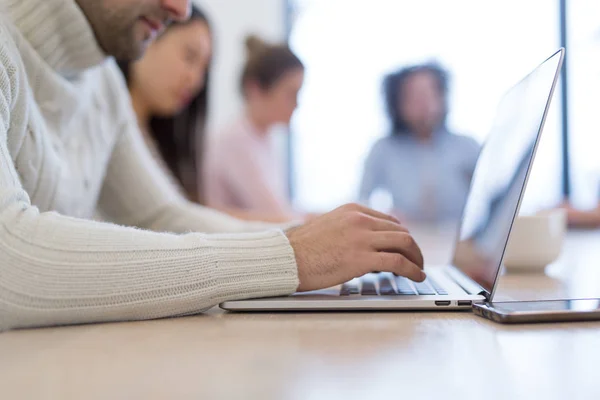 Gruppe Junger Geschäftsleute Diskutiert Businessplan Modernem Startup Bürogebäude — Stockfoto